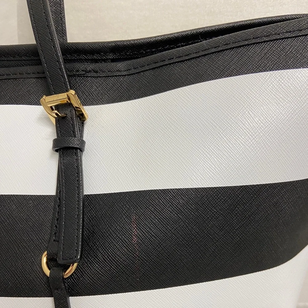 Michael Kors Jet Set Tote - Picture 4 of 5